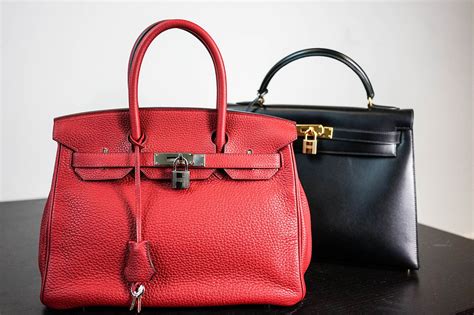 Une sélection de sacs Hermès Birkin et Kelly dans différentes nuances de rouge, mettant en évidence le Rouge Grenat.