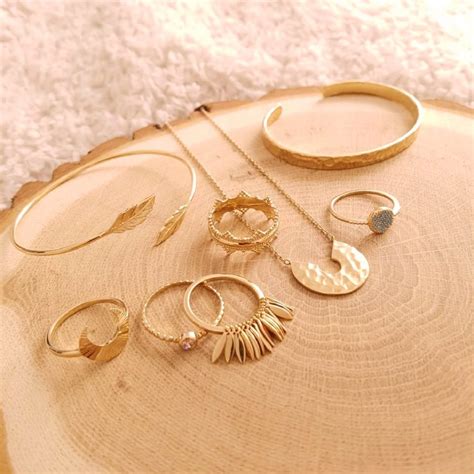 Sélection de bijoux fantaisie tendance : bagues, bracelets, colliers et boucles d'oreilles