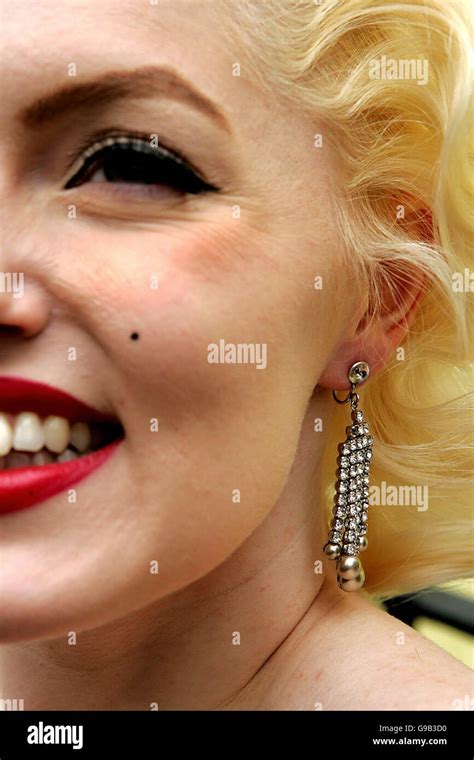 Portrait de Marilyn Monroe portant des boucles d'oreilles scintillantes dans les années 50.