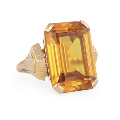 Exemple d'une bague cocktail des années 50 avec une grosse pierre centrale.