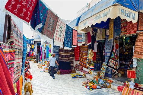 Vue d'un souk traditionnel à Djerba, Tunisie, avec des boutiques de bijoux.