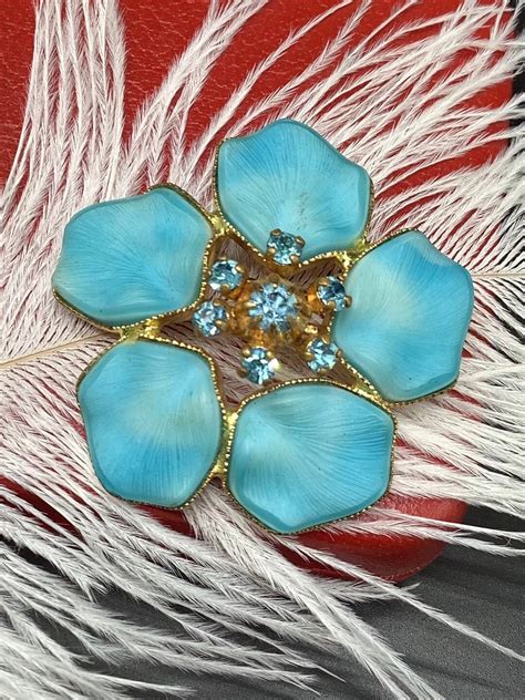 Exemple de bijoux en lucite des années 50, montrant différentes couleurs et techniques.