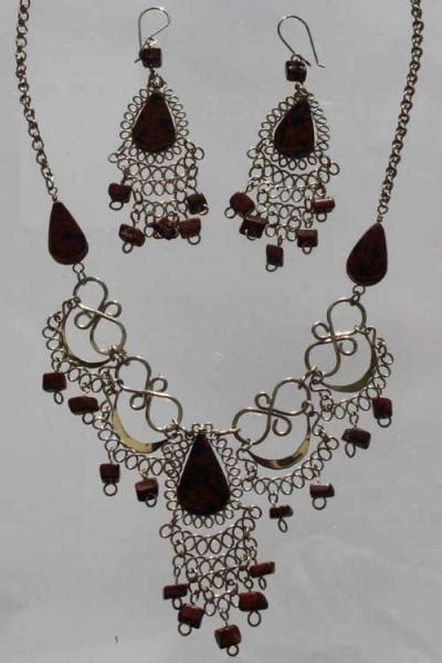 Ensemble de bijoux assortis des années 50 : collier, bracelet et boucles d'oreilles.