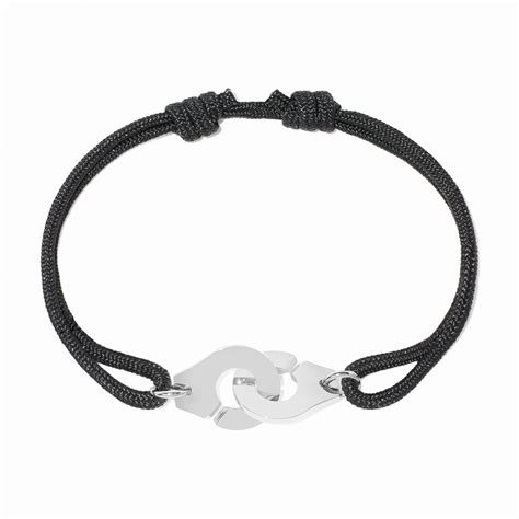 Image du bracelet Dinh Van Menottes sur cordon noir, mettant en avant le fermoir iconique