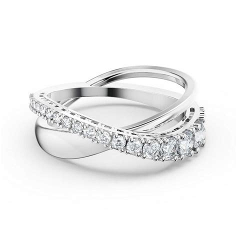 Exemple d'association de style : bague Swarovski avec un collier discret
