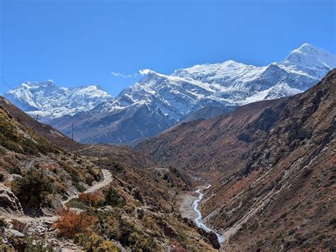 Paysage andin avec des montagnes enneigées et une vallée profonde