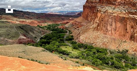 Vue sur un canyon andin avec une rivière sinueuse