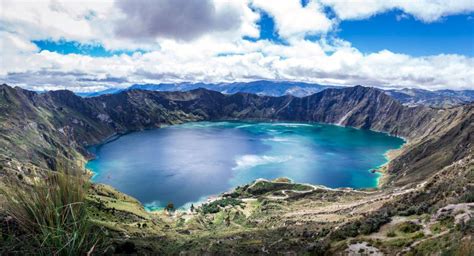 La magnifique lagune de Quilotoa avec ses eaux vert émeraude