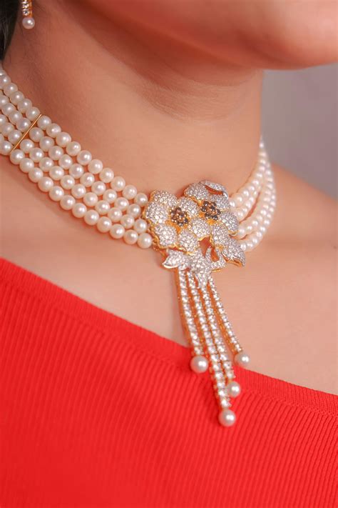 Gros plan sur un élégant collier en or rose, mettant en valeur sa couleur et sa brillance