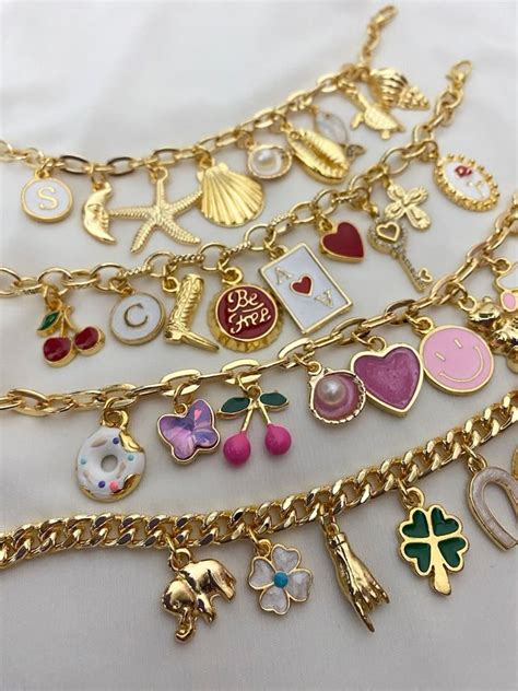 Collection de médailles et breloques pour personnaliser des bracelets