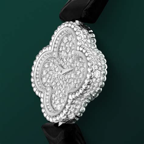 Gros plan sur une montre Sweet Alhambra, mettant en évidence les motifs alternés de trèfles en or blanc guilloché et serti, et les index en diamants.