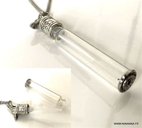 Illustration d'un collier avec un pendentif fiole en verre rempli de bonbons miniatures colorés.