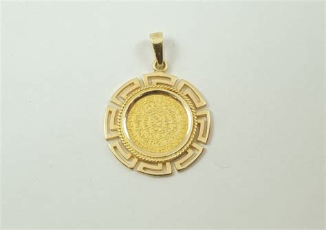Pendentif inspiré du disque de Phaistos avec une agate dendritique.