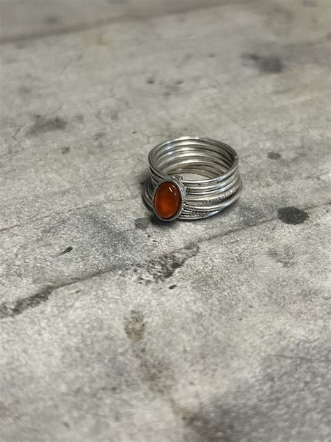 Bague en argent sertie d'une cornaline orange vif