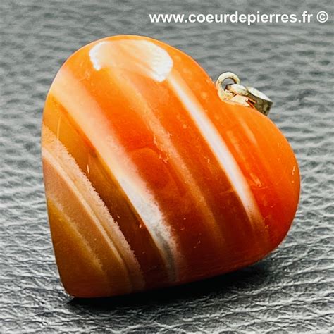 Collection de bijoux en cornaline : bagues, pendentifs et bracelets