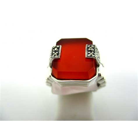 Bague art déco en cornaline et marcassites, mettant en valeur le style vintage