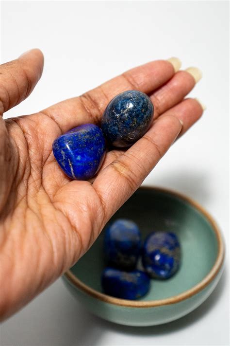 Gros plan sur un bijou orné de Lapis-Lazuli, mettant en valeur sa couleur intense et ses inclusions dorées.