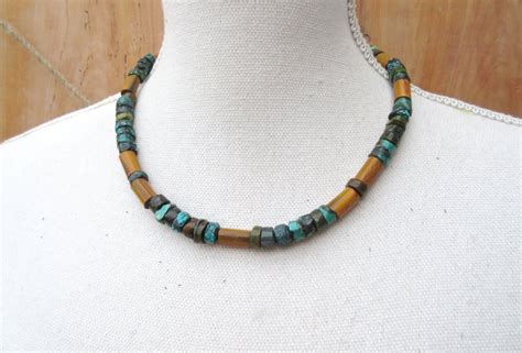 Collier ou bracelet composé de perles de turquoise, mettant en avant leur couleur distinctive.