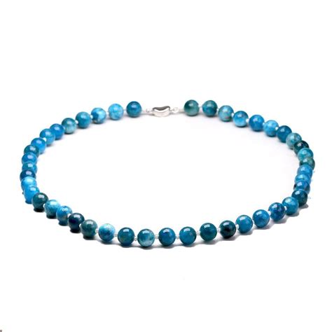 Exemple de collier en Apatite bleue, montrant la texture et la couleur des perles.