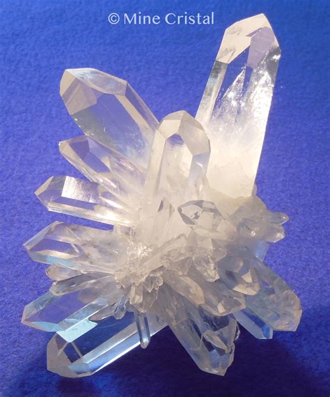Visuel montrant une aigue-marine placée sur un amas de cristaux de quartz sous un rayon de soleil.