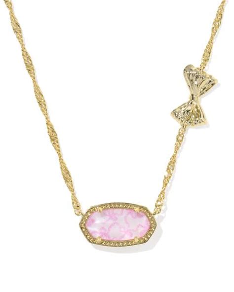 Gros plan sur le pendentif Elisa emblématique de Kendra Scott avec une pierre colorée.