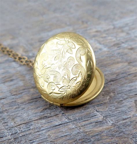 Un collier médaillon orné avec des détails complexes.