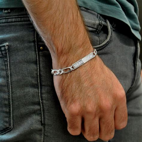 Gourmette homme en argent avec une gravure discrète, symbolisant la personnalisation et l'élégance.