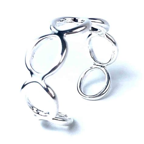 Manchette femme en argent ornée de zircons, évoquant le glamour et l'élégance.