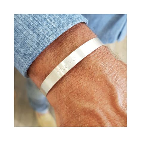 Exemple de bracelet jonc en argent personnalisé avec une gravure d'initiales, illustrant le caractère unique de la pièce.