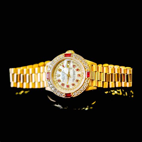 Schéma d'une montre homme en or 18 carats avec cadran, aiguilles, chiffres arabes et indication de la date