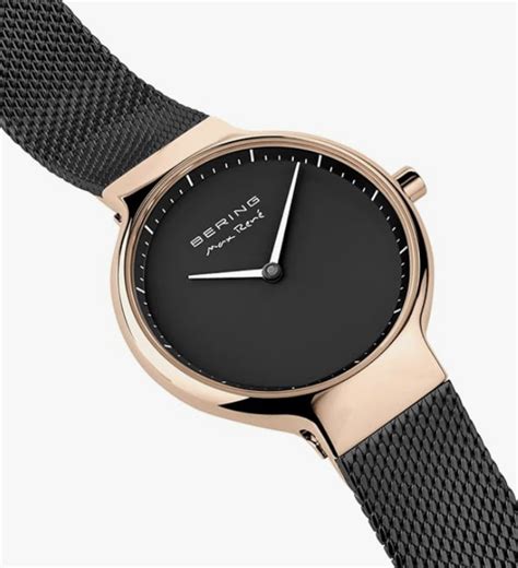 Gros plan sur un bracelet de montre Bering en cuir marron avec boîtier argenté