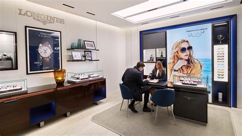Vitrine d'une boutique Longines présentant divers modèles de montres pour hommes et femmes
