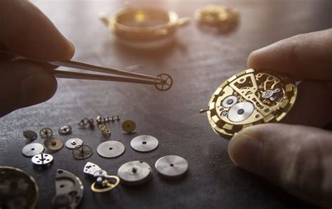 Gros plan sur un horloger travaillant sur un mécanisme de montre Longines