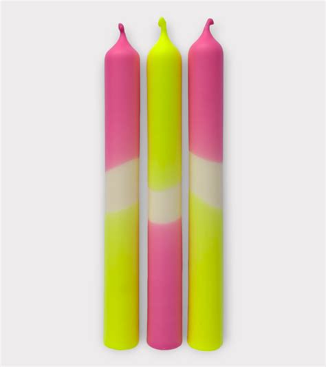 Représentation stylisée de différentes bougies colorées alignées.