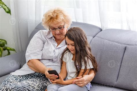 Image d'une grand-mère souriante recevant un bracelet personnalisé