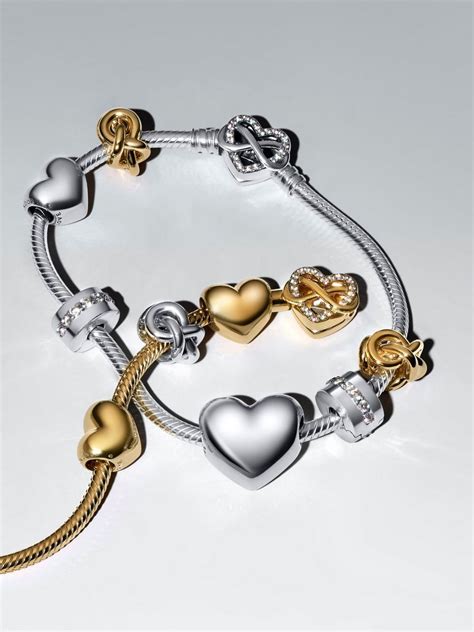 Collection de charms pour bracelets, incluant des initiales et des symboles familiaux