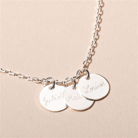 Illustration de divers pendentifs de colliers avec des gravures personnalisées : prénoms, dates, initiales.