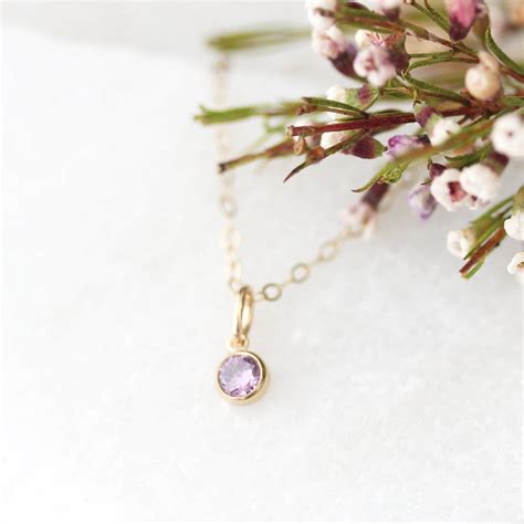 Exemple de pendentif féminin avec une pierre de naissance sertie