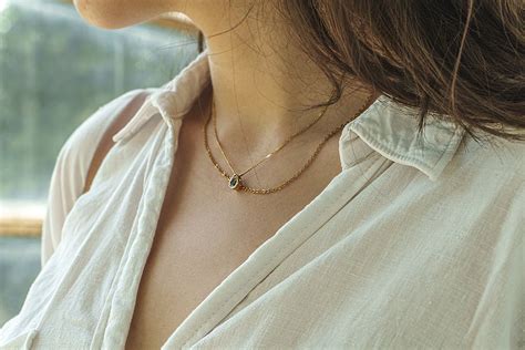 Gros plan sur un collier délicat avec un pendentif orné d'une pierre