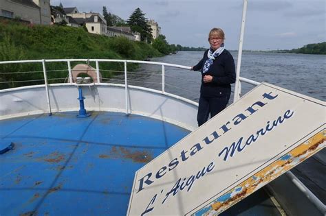 Vue latérale de l'ancien bateau restaurant L'Aigue Marine amarré sur les bords de la Loire à Montsoreau