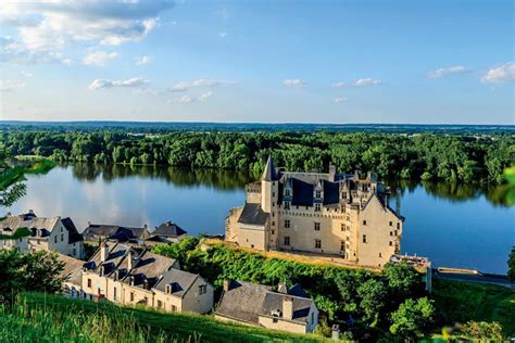 Photographie aérienne de Montsoreau mettant en évidence la position du bateau restaurant sur la Loire