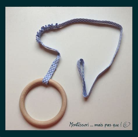 Détail de la fixation d'un embout plat et d'un anneau sur un ruban en tissu Liberty