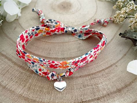 Collection de bracelets Liberty aux motifs et couleurs variés avec différentes breloques