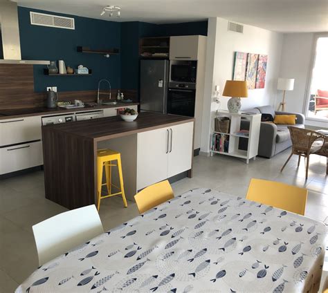 Intérieur du Bijou Apartment avec coin salon et cuisine équipée