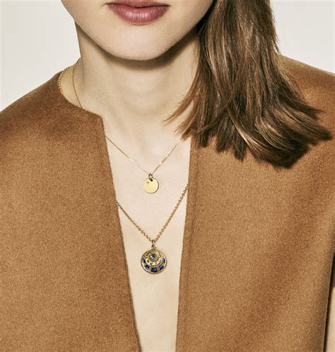 Illustration de différents types de pendentifs (médaillon, symbole, forme animale, initiale)