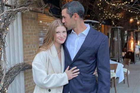 Photographie de Jennifer Gates et Nayel Nassar, souriants, avec une bague de fiançailles bien visible.