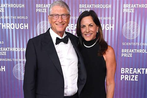 Photo de Bill Gates et Paula Hurd main dans la main lors d'un événement public.