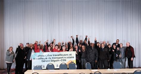 Illustration de membres du syndicat des casquettiers en assemblée