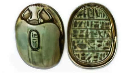 Illustration d'une amulette égyptienne en topaze ou représentation d'Aaron avec son plastron
