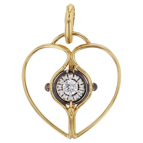 Schéma du pendentif cœur en Or jaune 18 carats avec un diamant noir central